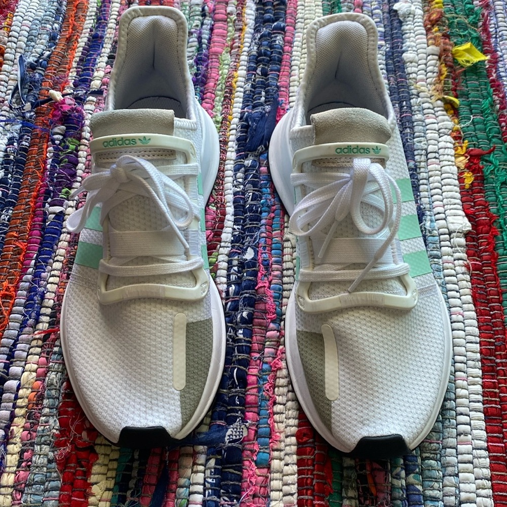 Adidas women’s white/mint green tennis shoes